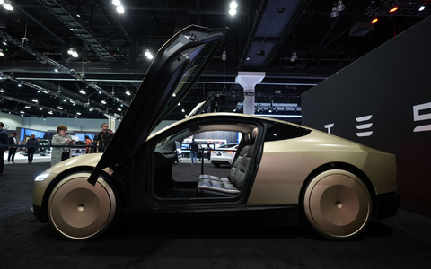 Ein Robotaxi-Fahrzeug ohne Lenkrad und Pedale will Tesla von 2026 an bauen. (Archivbild) - Foto: Jae C. Hong/AP/dpa