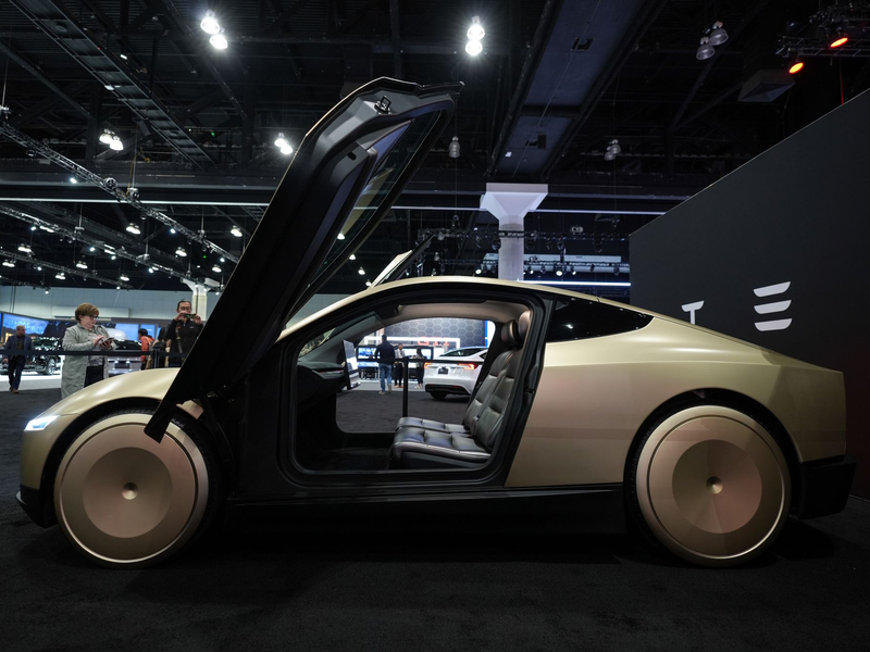 Ein Robotaxi-Fahrzeug ohne Lenkrad und Pedale will Tesla von 2026 an bauen. (Archivbild) - Foto: Jae C. Hong/AP/dpa