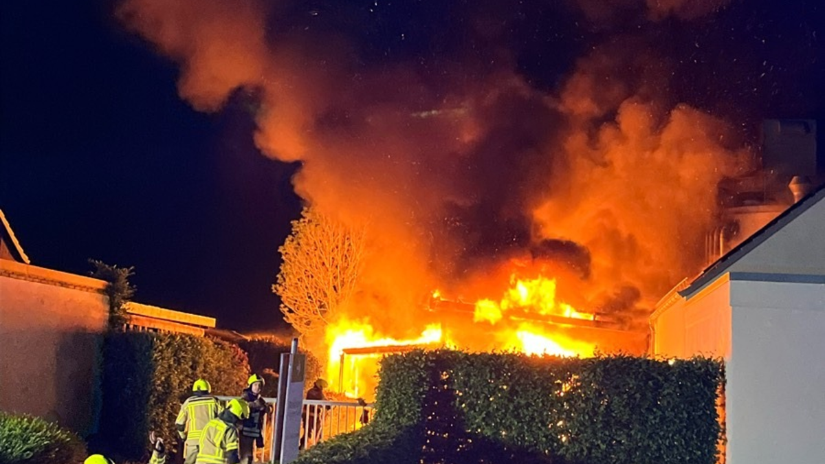 POL-SO: Werl-Büderich - Carport und Fahrzeuge durch Brand beschädigt - Foto: presseportal.de