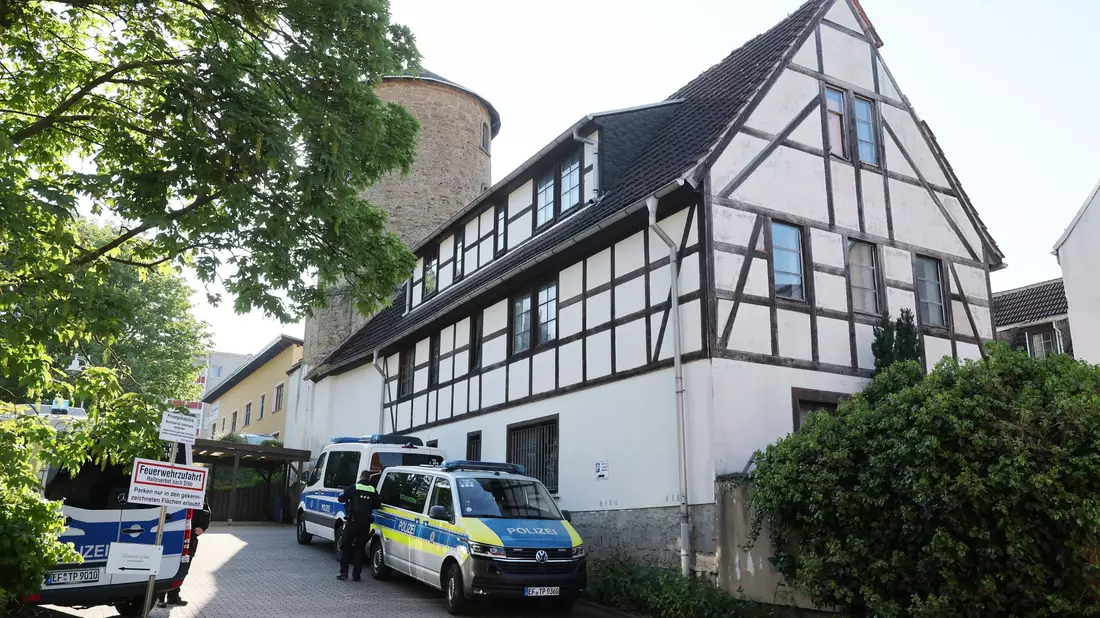 Vier Personen wurden festgenommen.  - Bild: Bodo Schackow/dpa