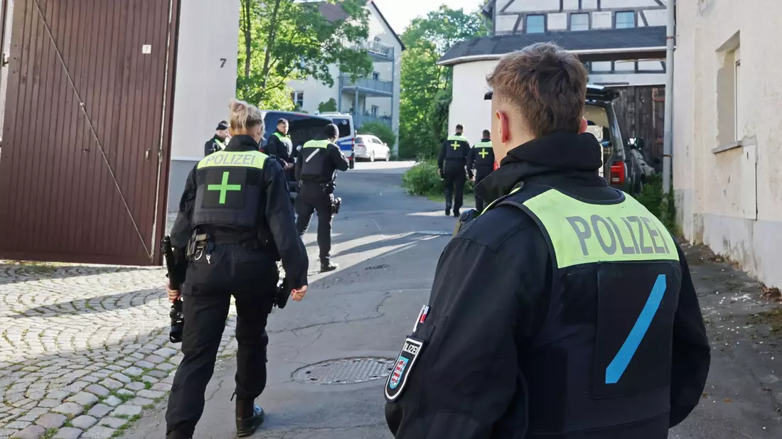 In mehreren Bundesländern wurden Gebäude durchsucht.  - Bild: Bodo Schackow/dpa