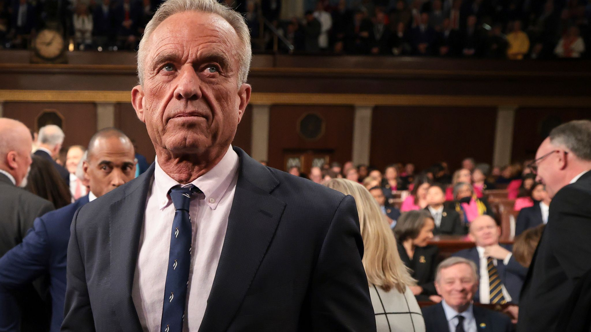 Gesundheitsgefahr wegen einer hohen Bakterienkonzentration: Das hält den US-Gesundheitsminister offensichtlich nicht vom Plantschen ab.  - Foto: Win McNamee/POOL Getty Images/dpa