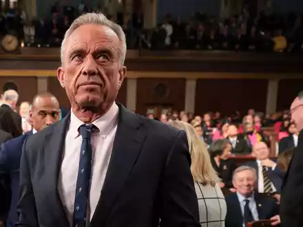 Gesundheitsgefahr wegen einer hohen Bakterienkonzentration: Das hält den US-Gesundheitsminister offensichtlich nicht vom Plantschen ab.  - Foto: Win McNamee/POOL Getty Images/dpa