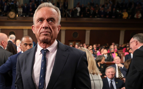 Gesundheitsgefahr wegen einer hohen Bakterienkonzentration: Das hält den US-Gesundheitsminister offensichtlich nicht vom Plantschen ab.  - Foto: Win McNamee/POOL Getty Images/dpa