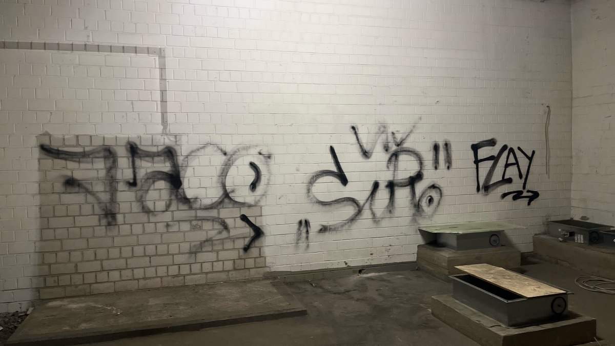 POL-RBK: Overath - Graffiti am Schulzentrum - Foto: presseportal.de