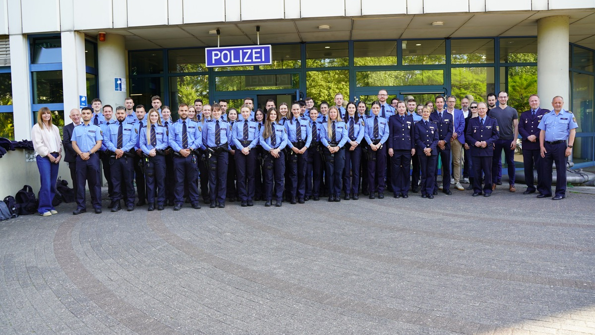 POL-PPMZ: 36 neuen Polizistinnen und Polizisten starten ihren Dienst im Polizeipräsidium Mainz - Foto: presseportal.de