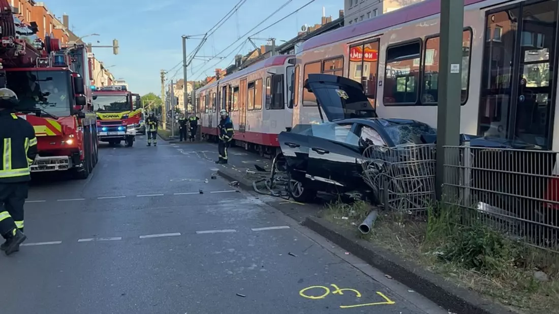 FW-DO: PKW fährt gegen Stadtbahn - Eine verletzte Person - Bild: presseportal.de