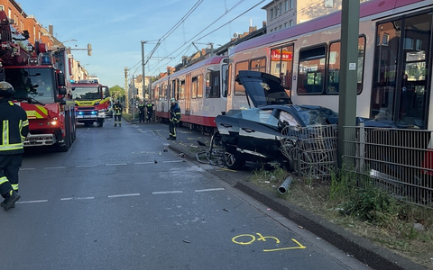 FW-DO: Schwerer Unfall zwischen PKW und Straßenbahn - Foto: presseportal.de