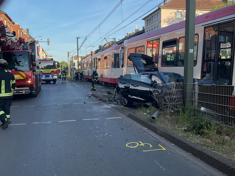 FW-DO: Schwerer Unfall zwischen PKW und Straßenbahn - Foto: presseportal.de