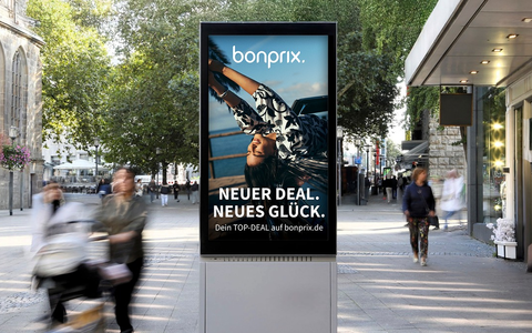 Neue Sommerkampagne von bonprix: Fashion Brand setzt Glücksmomente emotional in Szene - Foto: presseportal.de