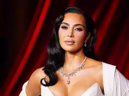 Vor Gericht in Paris wird Kim Kardashian zu ihrer Aussage zu einem Überfall auf sie in einem Pariser Hotel 2016 erwartet. (Archivbild)  - Foto: Jordan Strauss/Invision/AP/dpa