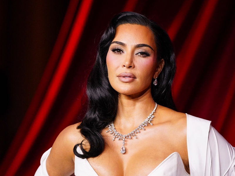 Vor Gericht in Paris wird Kim Kardashian zu ihrer Aussage zu einem Überfall auf sie in einem Pariser Hotel 2016 erwartet. (Archivbild)  - Foto: Jordan Strauss/Invision/AP/dpa