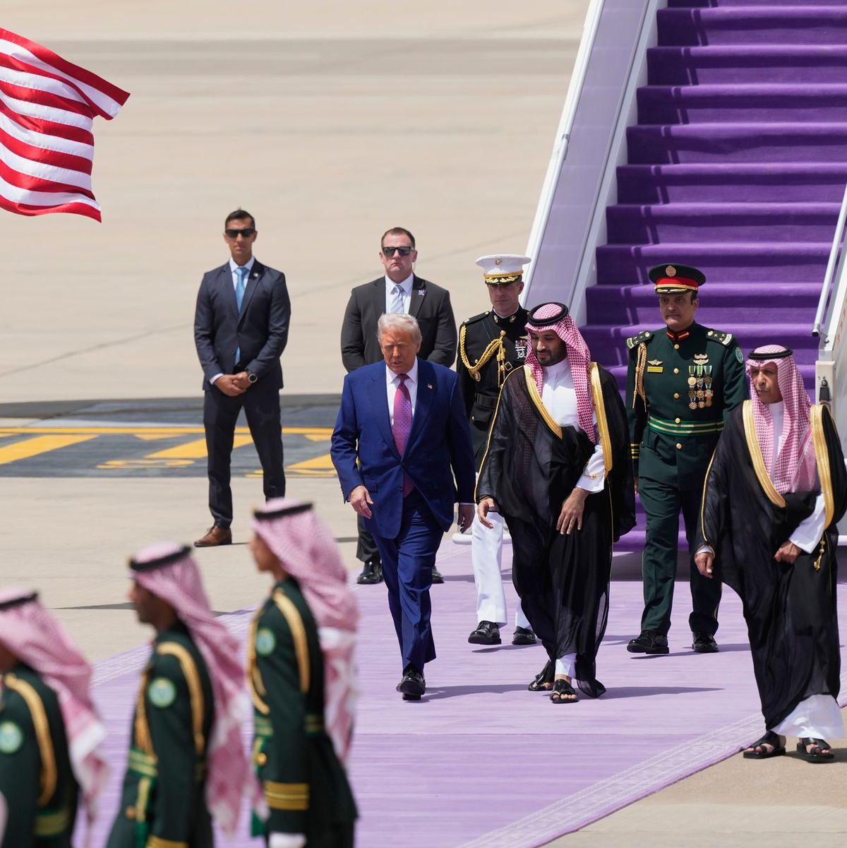 Beide Männer haben Geschäfte im Sinn und sind von Skandalen umwoben. - Foto: Alex Brandon/AP/dpa