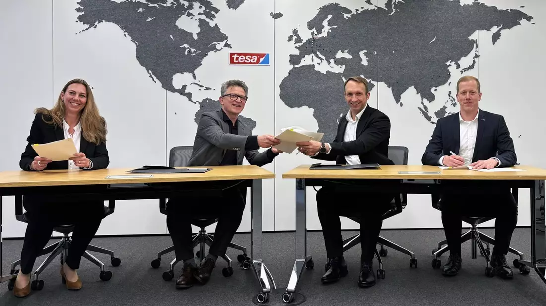 Strategischer Kooperationsvertrag: tesa & ZEISS arbeiten an der Industrialisierung großflächiger Hologrammtechnologie / Partnerschaft als Grundstein für serienreife Verarbeitung holografischer Folien - Bild: presseportal.de