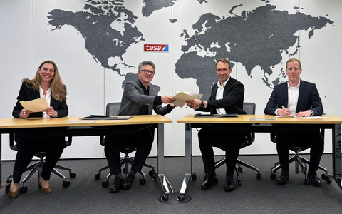 Strategischer Kooperationsvertrag: tesa & ZEISS arbeiten an der Industrialisierung großflächiger Hologrammtechnologie / Partnerschaft als Grundstein für serienreife Verarbeitung holografischer Folien - Foto: presseportal.de