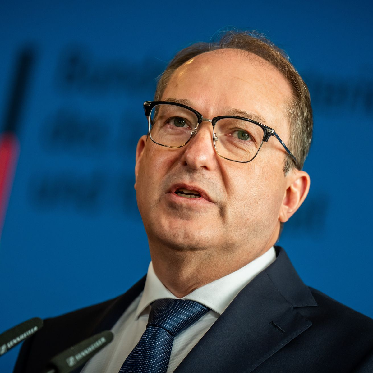 Bundesinnenminister Alexander Dobrindt (CSU) ordnete das Vereinsverbot an.  - Foto: Michael Kappeler/dpa