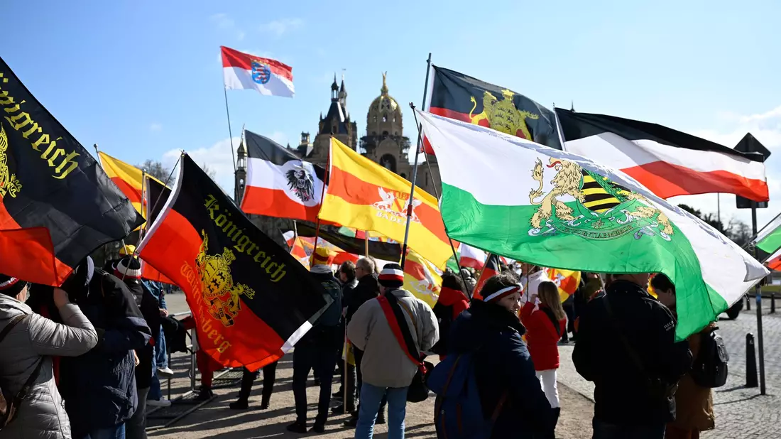 Im März hatten sich Hunderte Menschen aus der sogenannten Reichsbürgerszene vor dem Schweriner Schloss versammelt. (Archivfoto) - Bild: Philipp Dulian/dpa