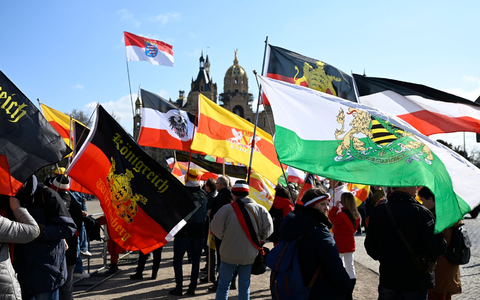 Im März hatten sich Hunderte Menschen aus der sogenannten Reichsbürgerszene vor dem Schweriner Schloss versammelt. (Archivbild) - Foto: Philipp Dulian/dpa Im März hatten sich Hunderte Menschen aus der sogenannten Reichsbürgerszene vor dem Schweriner Schloss versammelt. (Archivbild) - Foto: Philipp Dulian/dpa