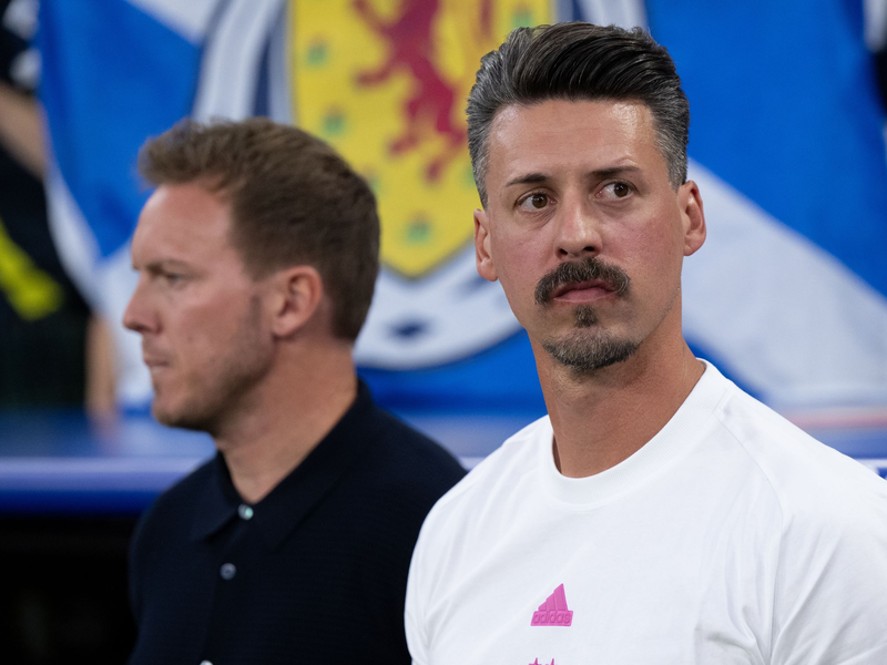 Sandro Wagner (r) hat mehrere Optionen für seine Zukunft. - Foto: Sven Hoppe/dpa