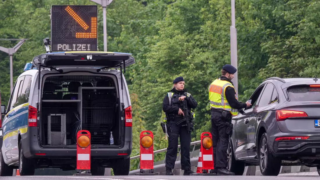 Für die Bundespolizei gab es vergangene Woche neue Anweisungen, was die Grenzkontrollen und die Zurückweisung auch von Asylsuchenden betrifft. (Archivfoto) - Bild: Peter Kneffel/dpa