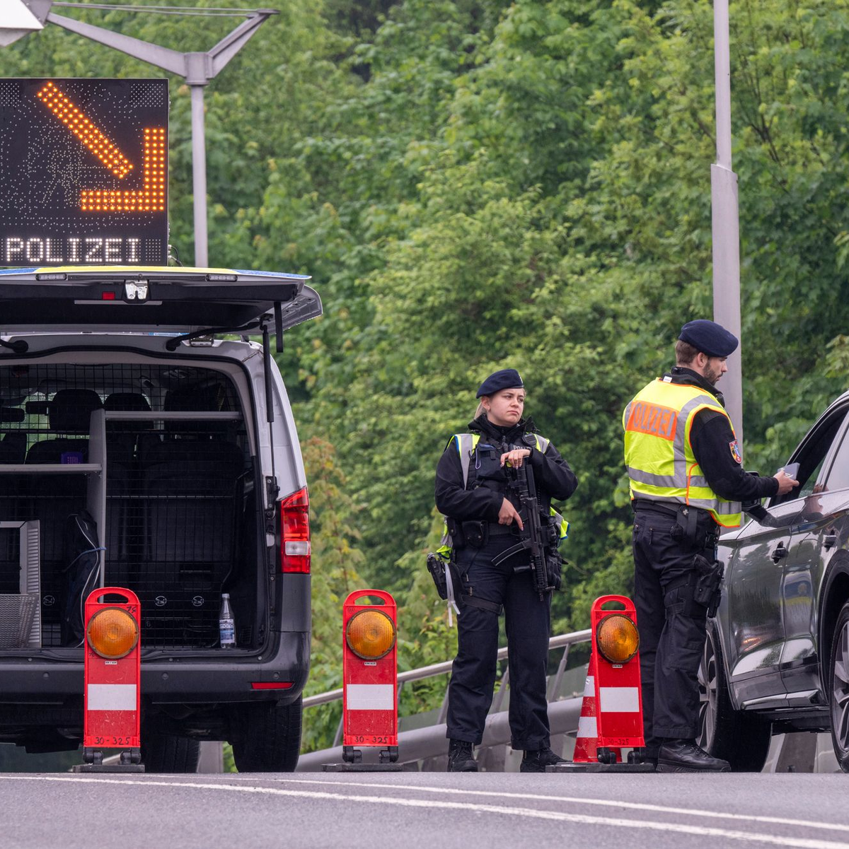 Für die Bundespolizei gab es vergangene Woche neue Anweisungen, was die Grenzkontrollen und die Zurückweisung auch von Asylsuchenden betrifft. (Archivfoto) - Foto: Peter Kneffel/dpa