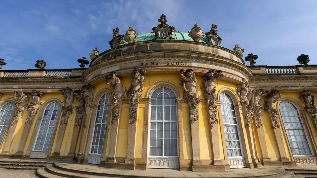 Die Beteiligten an der Einigung über die Kunstschätze der Hohenzollern trafen sich am Dienstag am Potsdamer Schloss Sanssouci. (Archivbild) - Bild: Soeren Stache/dpa/ZB