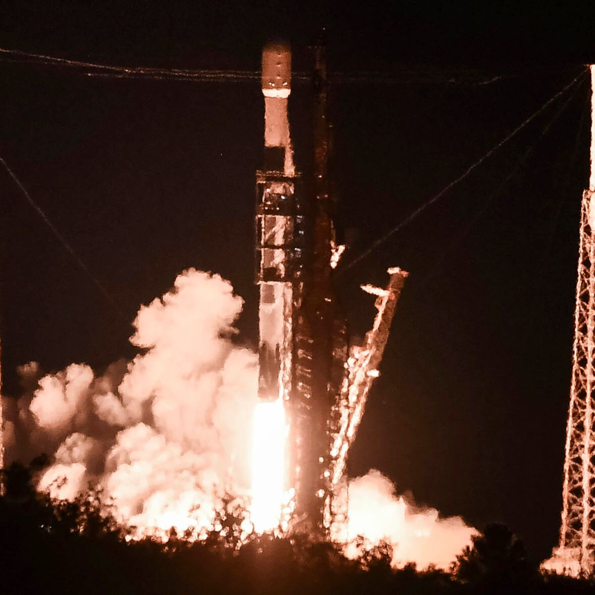 Weil es Verzögerungen bei einem europäischen Raketenprogramm gab, genehmigte die EU einen millionenschweren Auftrag für  SpaceX. (Archivbild) - Foto: Craig Bailey/Florida Today via AP/dpa