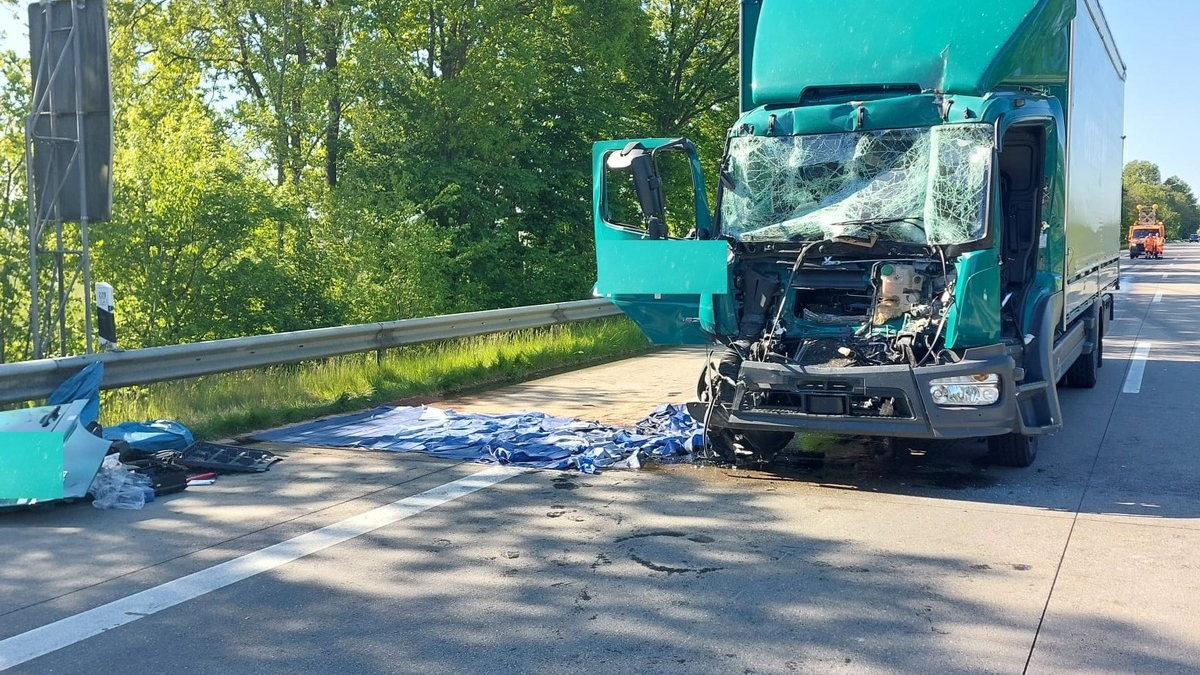 POL-CUX: Schwerer Unfall auf der BAB27 im Bereich Loxstedt - zwei Personen verletzt, eine davon schwer - Sattelzug hat Gefahrgut geladen - Stundenlange Vollsperrung (Foto im Anhang) - Foto: presseportal.de