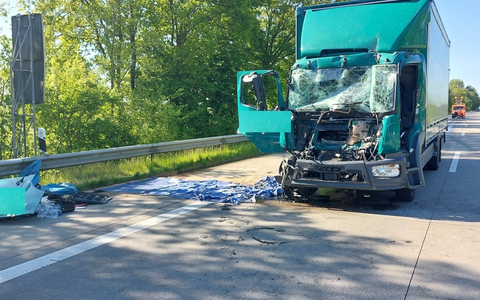 POL-CUX: Schwerer Unfall auf der BAB27 im Bereich Loxstedt - zwei Personen verletzt, eine davon schwer - Sattelzug hat Gefahrgut geladen - Stundenlange Vollsperrung (Foto im Anhang) - Foto: presseportal.de POL-CUX: Schwerer Unfall auf der BAB27 im Bereich Loxstedt - zwei Personen verletzt, eine davon schwer - Sattelzug hat Gefahrgut geladen - Stundenlange Vollsperrung (Foto im Anhang) - Foto: presseportal.de