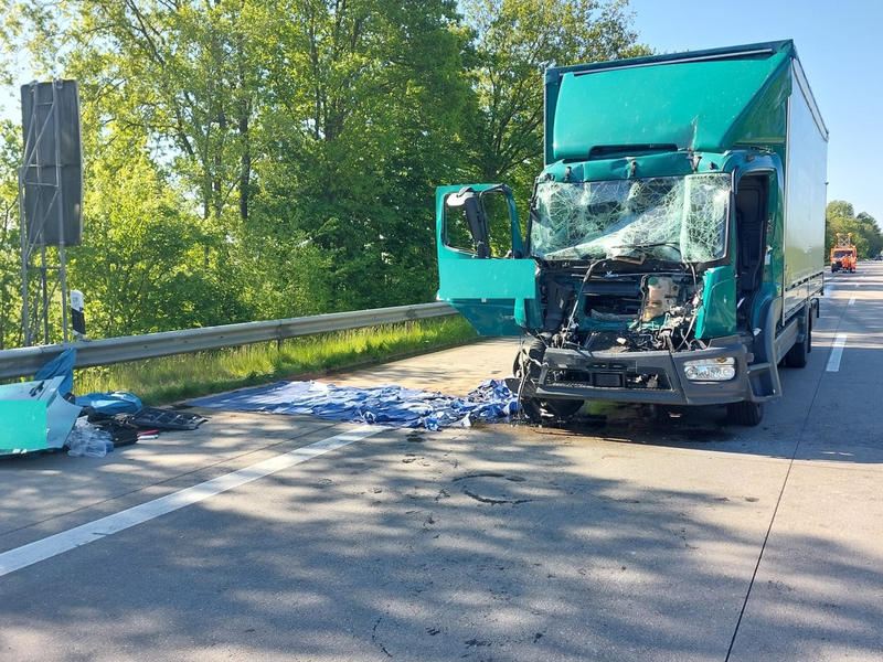 POL-CUX: Schwerer Unfall auf der BAB27 im Bereich Loxstedt - zwei Personen verletzt, eine davon schwer - Sattelzug hat Gefahrgut geladen - Stundenlange Vollsperrung (Foto im Anhang) - Foto: presseportal.de