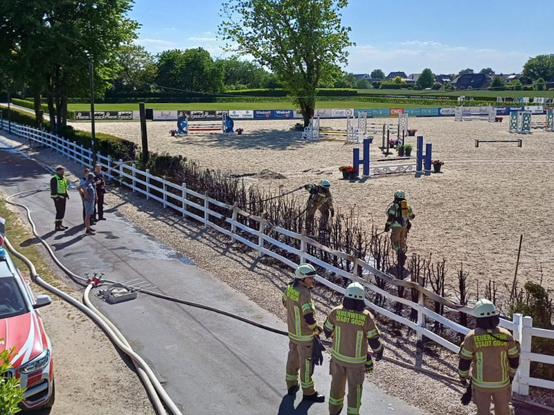 Feuerwehr Goch: Heckenbrand in Pfalzdorf - Foto: presseportal.de