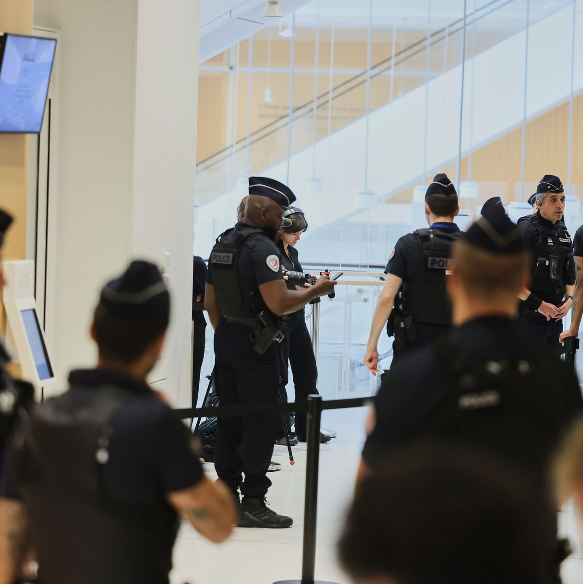 Der Pariser Prozess bekam viel Aufmerksamkeit - Polizisten zeigten hohe Präsenz. - Foto: Thomas Padilla/AP/dpa
