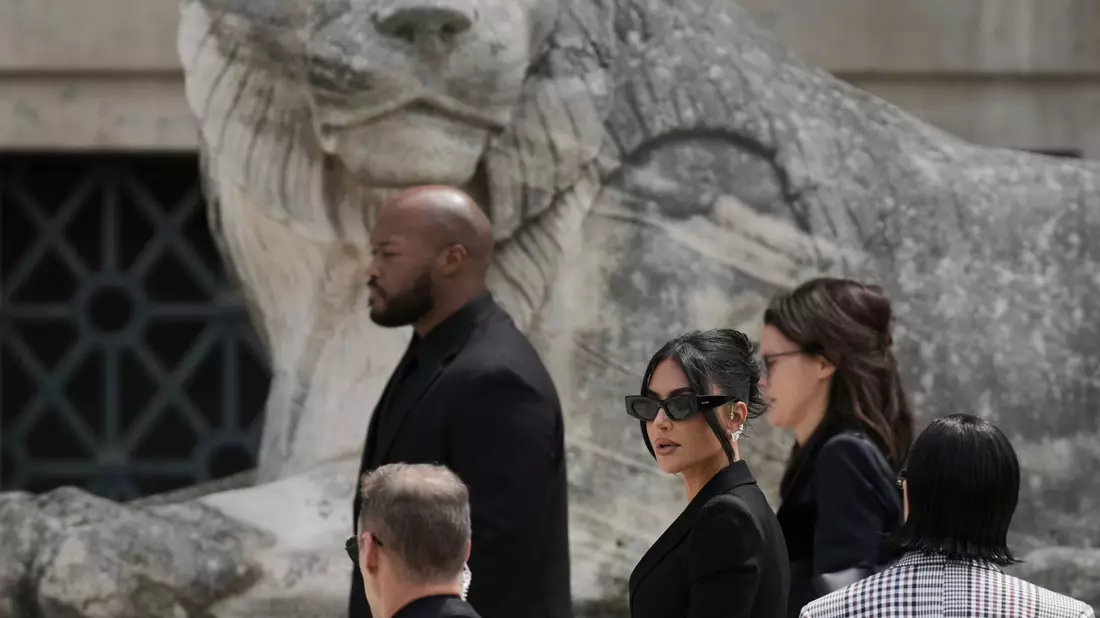 Kardashian blieb bei dem Überfall körperlich unversehrt, erlitt aber einen Schock. - Bild: Aurelien Morissard/AP/dpa