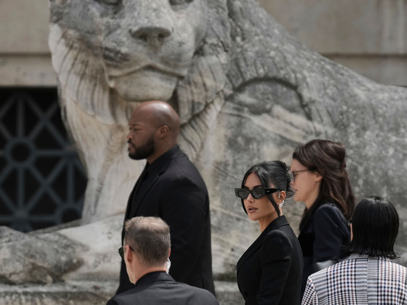 Kardashian blieb bei dem Überfall körperlich unversehrt, erlitt aber einen Schock. - Foto: Aurelien Morissard/AP/dpa