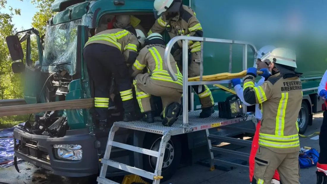 FW Bremerhaven: Verkehrsunfall auf der Autobahn - Bild: presseportal.de