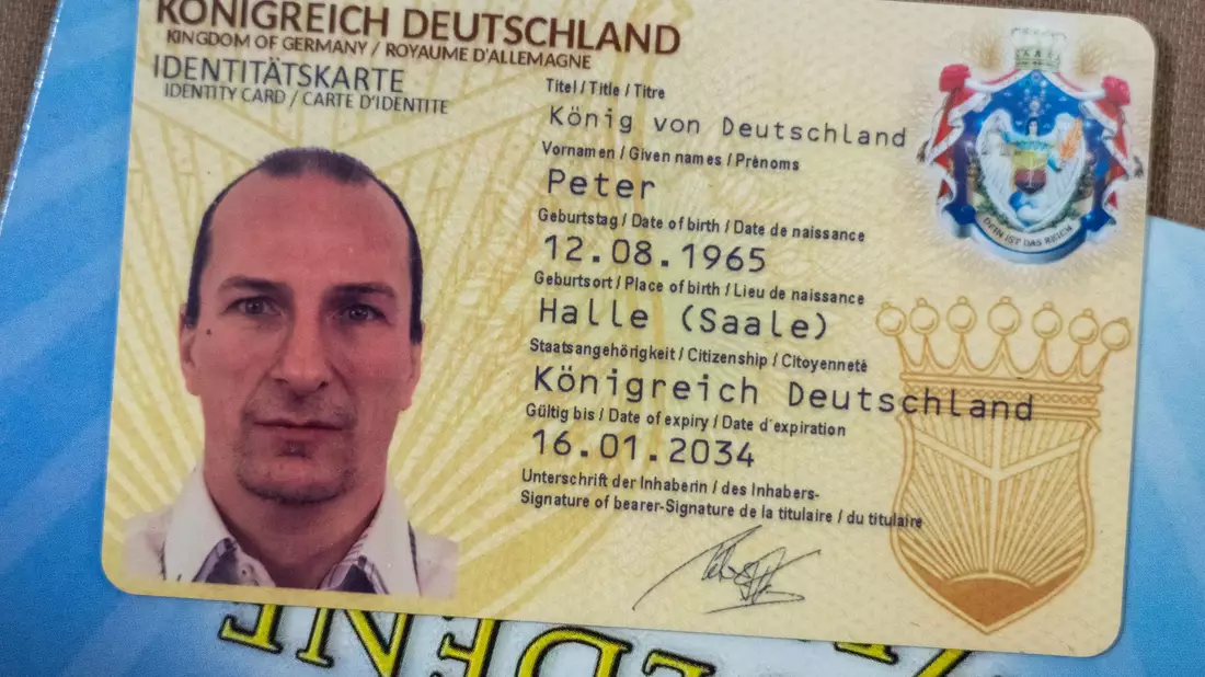 Die Vereinigung stellte auch eigene Fantasiedokumente aus. (Archivfoto) - Bild: Hendrik Schmidt/dpa