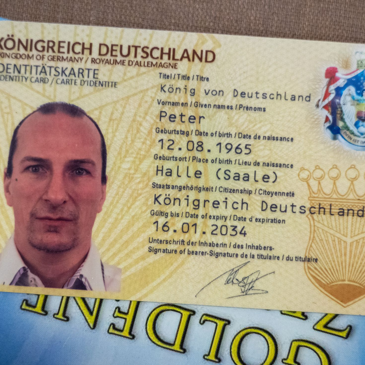 Die Vereinigung stellte auch eigene Fantasiedokumente aus. (Archivfoto) - Foto: Hendrik Schmidt/dpa