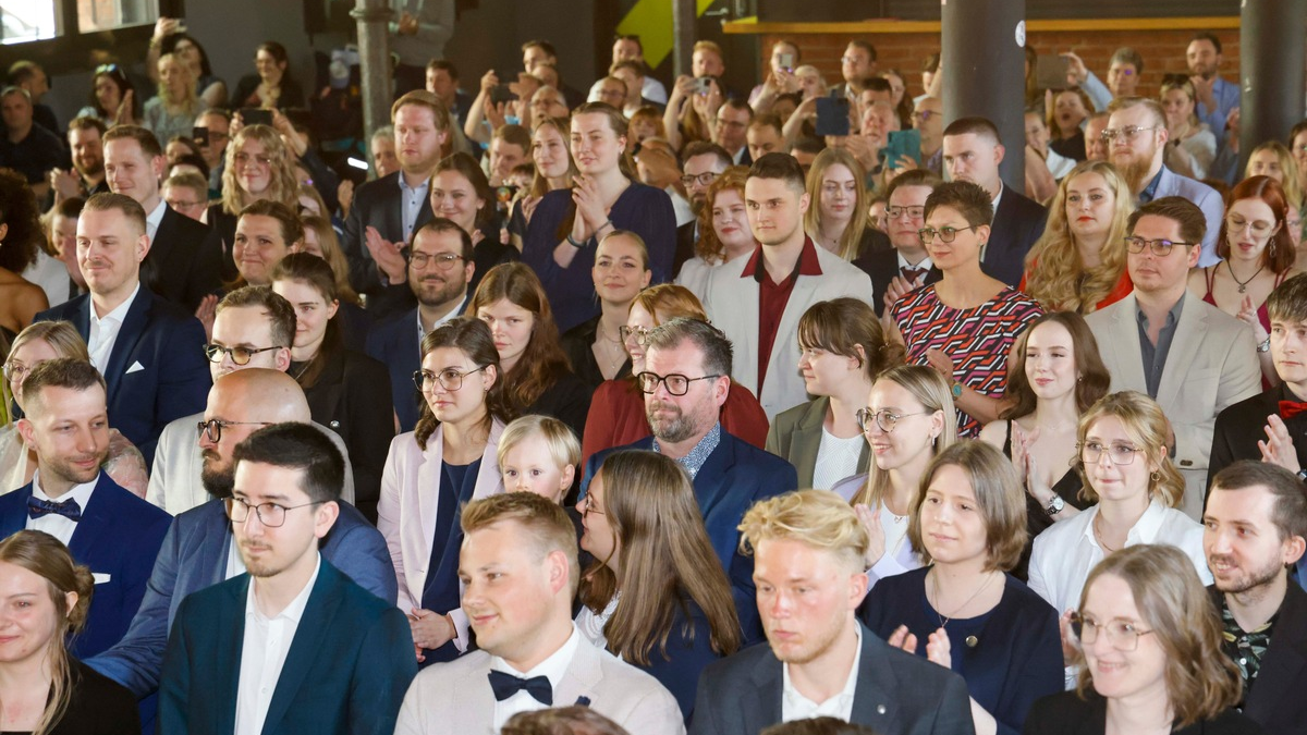 Eine wahre Meisterleistung: Hörakustiker erhalten in Mainz ihren Meisterbrief - Foto: presseportal.de