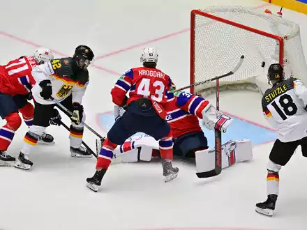 NHL-Torhüter Philipp Grubauer (l) ärgert sich sehr über das Eis in der Messehalle von Herning. - Foto: Vít Simanek/CTK/dpa