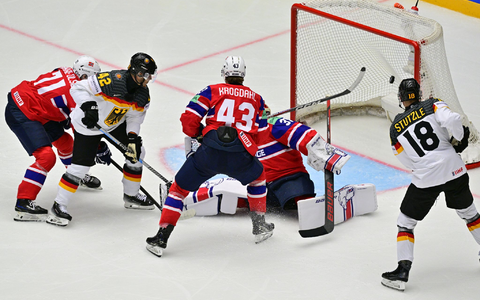 Die deutschen Nationalmannschaft muss bei der WM vorerst auf Lukas Reichel (l) verzichten. - Foto: Vít Simanek/CTK/dpa