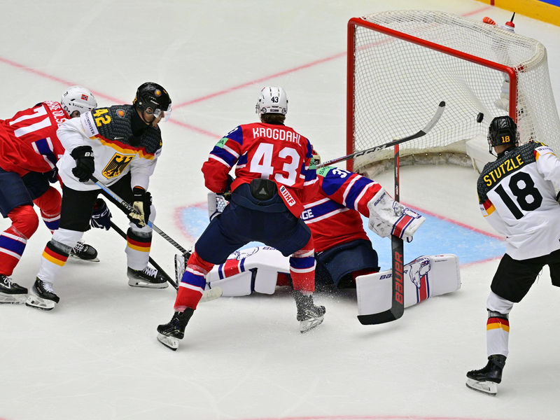 Die deutschen Nationalmannschaft muss bei der WM vorerst auf Lukas Reichel (l) verzichten. - Foto: Vít Simanek/CTK/dpa