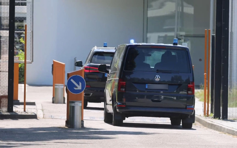 Insgesamt wurden vier Männer festgenommen. - Foto: Philipp von Ditfurth/dpa