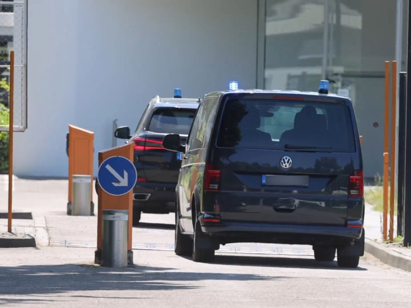 Insgesamt wurden vier Männer festgenommen. - Foto: Philipp von Ditfurth/dpa