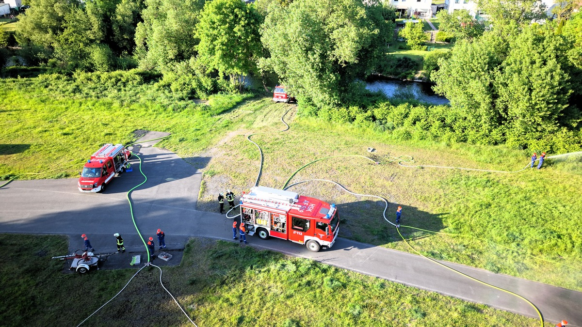 FW-AR: Jugendfeuerwehr simuliert Vegetationsbrandbekämpfung - Foto: presseportal.de