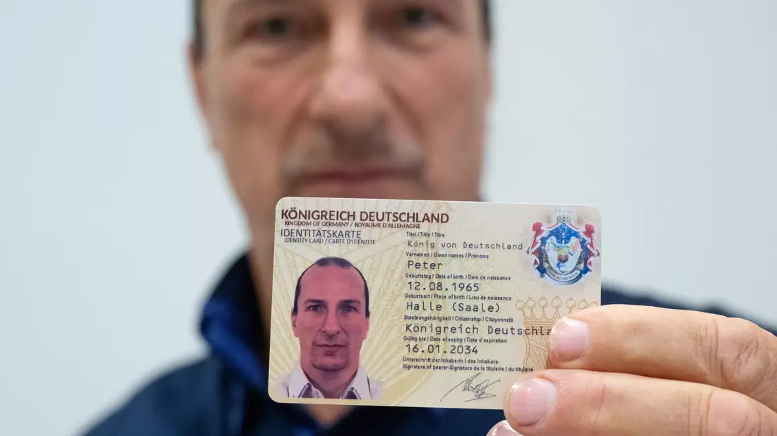 Der Verein habe von seinen Anhängern «ganz erhebliche Vermögenswerte» erlangt, heißt es im Verfassungsschutzbericht für das Jahr 2023. (Archivbild) - Bild: Hendrik Schmidt/dpa