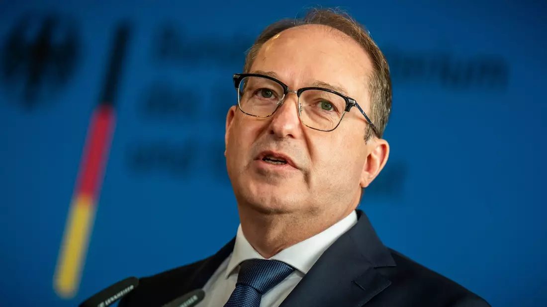 Bundesinnenminister Alexander Dobrindt (CSU) ordnete das Vereinsverbot an.  - Bild: Michael Kappeler/dpa