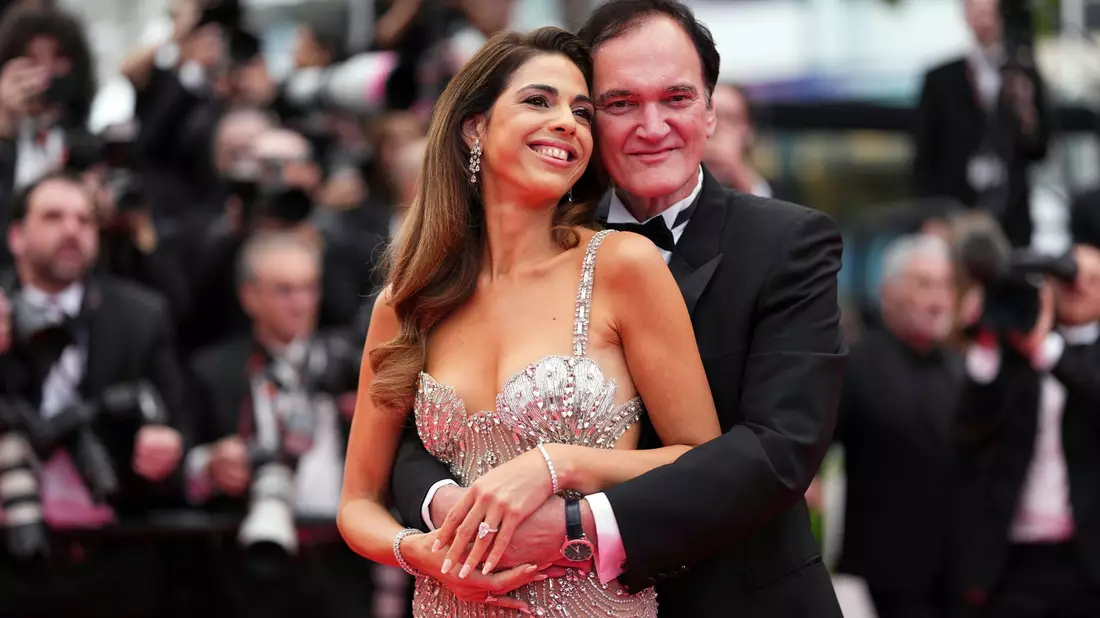 Quentin Tarantino mit seiner Partnerin Daniella Pick. - Bild: Scott A Garfitt/Invision/AP/dpa