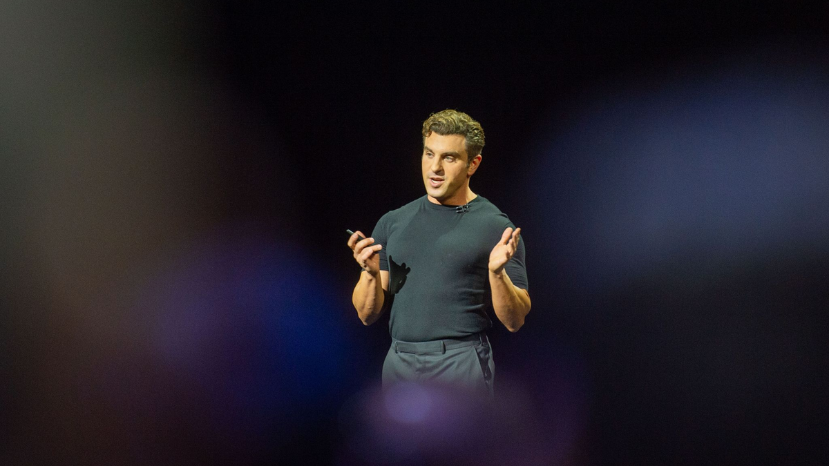 Airbnb will über das Geschäft mit Unterkünften hinauswachsen. - Foto: Andrej Sokolow/dpa