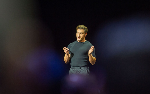 Airbnb will über das Geschäft mit Unterkünften hinauswachsen. - Foto: Andrej Sokolow/dpa