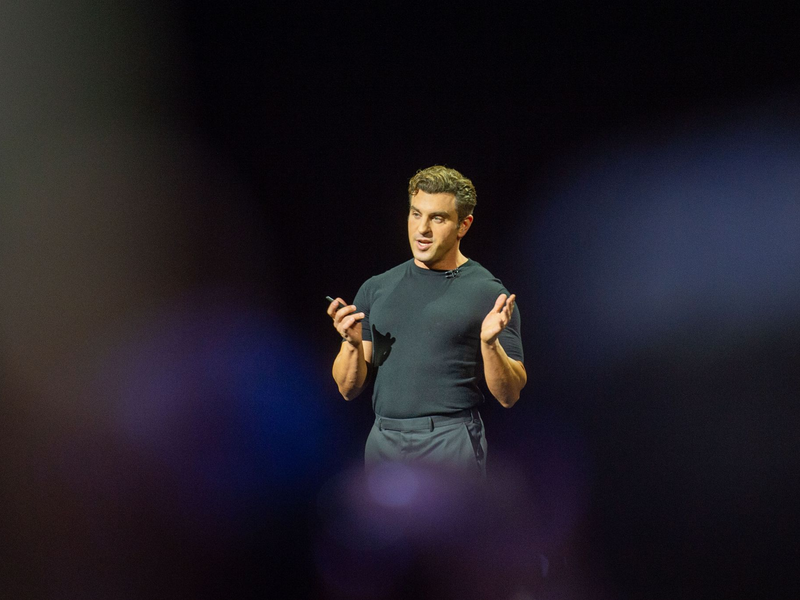 Airbnb will über das Geschäft mit Unterkünften hinauswachsen. - Foto: Andrej Sokolow/dpa